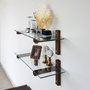 Hanah Home R200 Estantería de pared de cristal templado y madera de pino, Nogal